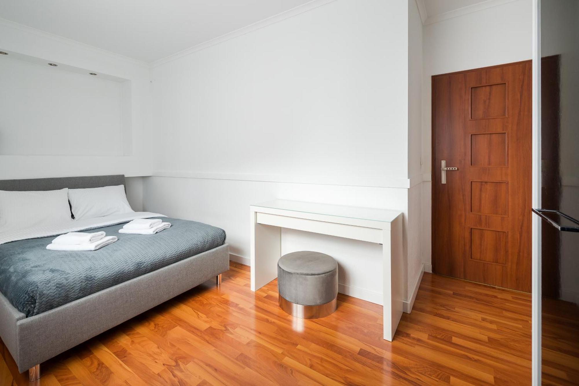 Metro Wilanowska 2-bedroom * Warszawa